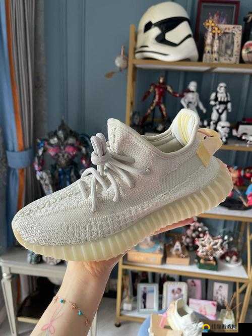 暗夜魅影：YEEZY350V2亚洲配色下的禁忌邂逅